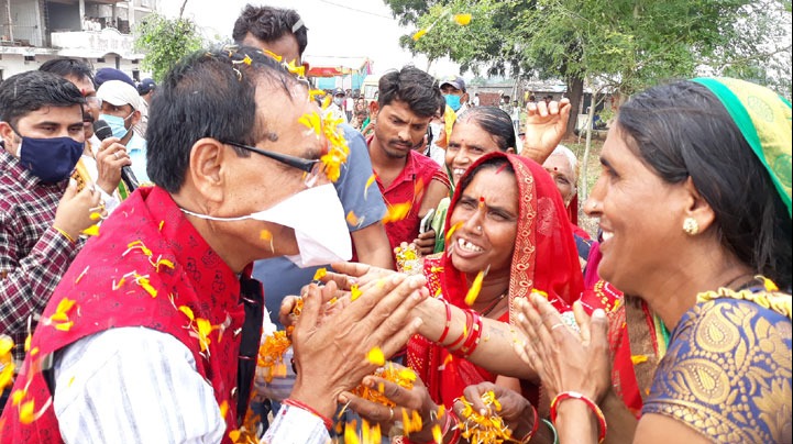 मुख्यमंत्री श्री शिवराज सिंह चौहान ने खरगोन जिले में झिरन्या से भीकनगाँव तक जनदर्शन यात्रा में ग्रामीणों से संवाद किया। जनदर्शन यात्रा का भव्य स्वागत हुआ।